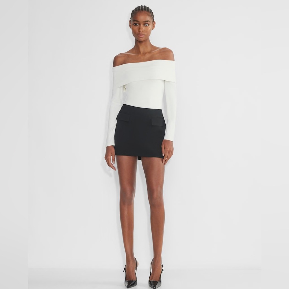 Aritzia Contour Deco Bodysuit
Off-the-shoulder longsleeve NWT Light Birch